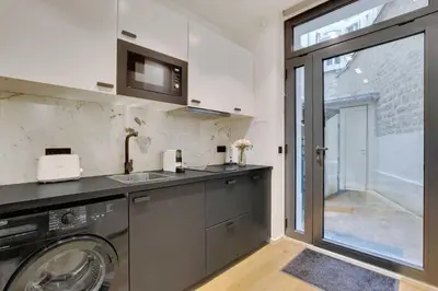 Cuisine ou kitchenette dans l'établissement Stunning apartment 2BR Opera