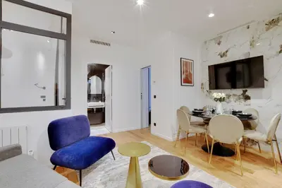 Télévision ou salle de divertissement dans l'établissement Stunning apartment 2BR Opera