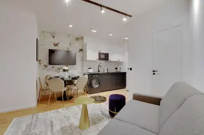 Télévision ou salle de divertissement dans l'établissement Stunning apartment 2BR Opera