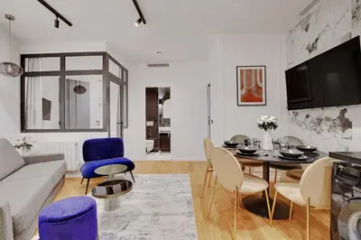 Télévision ou salle de divertissement dans l'établissement Stunning apartment 2BR Opera