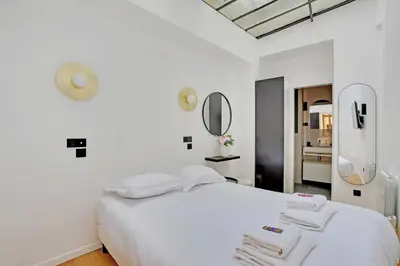 Un ou plusieurs lits dans un hébergement de l'établissement Stunning apartment 2BR Opera