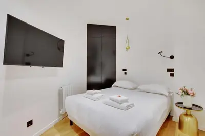 Un ou plusieurs lits dans un hébergement de l'établissement Stunning apartment 2BR Opera