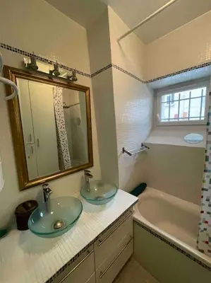 Salle de bains dans l'établissement Spacious and convenient 2 BR flat in Paris centre