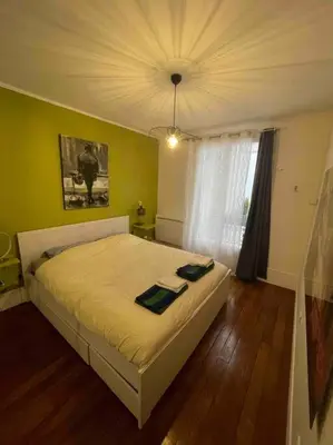 Un ou plusieurs lits dans un hébergement de l'établissement Spacious and convenient 2 BR flat in Paris centre