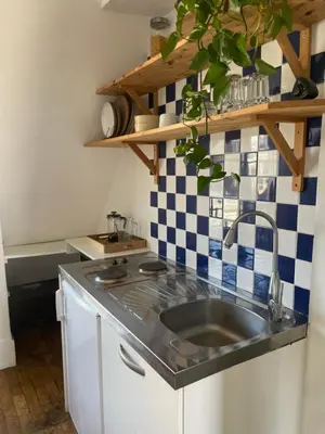 Cuisine ou kitchenette dans l'établissement Petit appartement parisien
