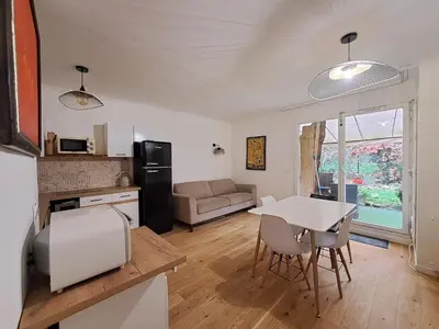 Cuisine ou kitchenette dans l'établissement Appartement avec jardin