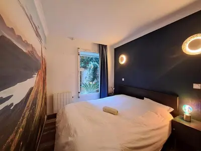 Un ou plusieurs lits dans un hébergement de l'établissement Appartement avec jardin