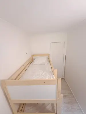 Un ou plusieurs lits dans un hébergement de l'établissement Appartement avec jardin