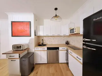 Cuisine ou kitchenette dans l'établissement Appartement avec jardin