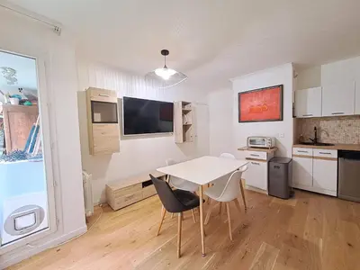 Cuisine ou kitchenette dans l'établissement Appartement avec jardin