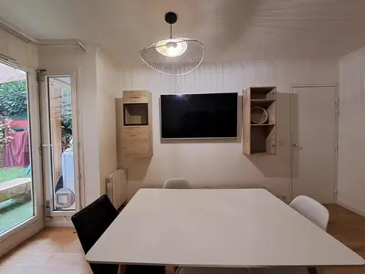 Télévision ou salle de divertissement dans l'établissement Appartement avec jardin