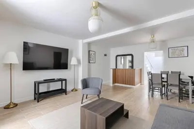 Télévision ou salle de divertissement dans l'établissement Appartement atypique au coeur de Batignolles
