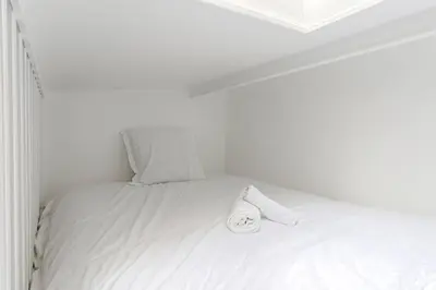 Un ou plusieurs lits dans un hébergement de l'établissement Appartement atypique au coeur de Batignolles