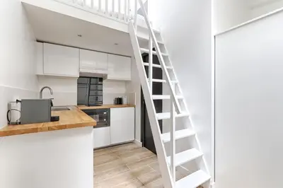 Cuisine ou kitchenette dans l'établissement Appartement atypique au coeur de Batignolles