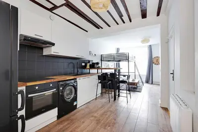 Cuisine ou kitchenette dans l'établissement Butte Aux Cailles Charming Studio 4P