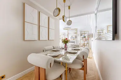 Restaurant ou autre lieu de restauration dans l'établissement Elegant Luxury Apartment for 6 on Champs-Élysées