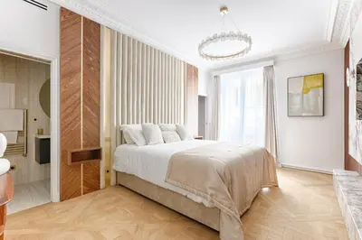 Un ou plusieurs lits dans un hébergement de l'établissement Elegant Luxury Apartment for 6 on Champs-Élysées