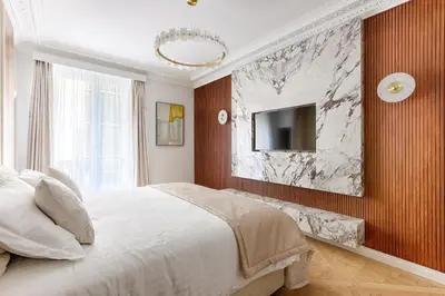 Télévision ou salle de divertissement dans l'établissement Elegant Luxury Apartment for 6 on Champs-Élysées