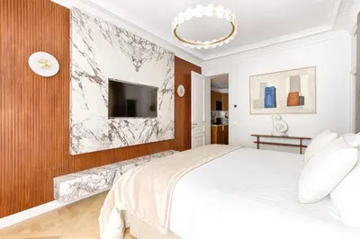 Télévision ou salle de divertissement dans l'établissement Elegant Luxury Apartment for 6 on Champs-Élysées
