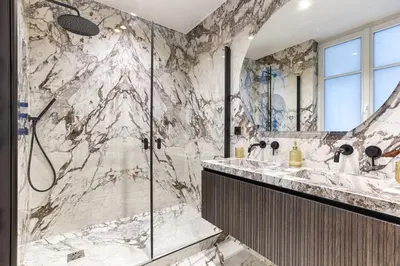 Salle de bains dans l'établissement Elegant Luxury Apartment for 6 on Champs-Élysées