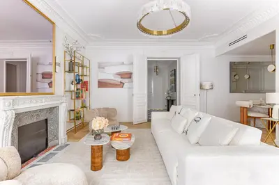 Coin salon dans l'établissement Elegant Luxury Apartment for 6 on Champs-Élysées