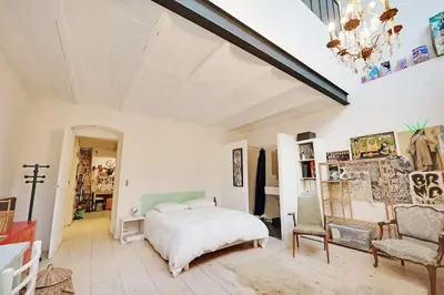 Un ou plusieurs lits dans un hébergement de l'établissement Spacious Vintage Duplex Flat - Gare du Nord