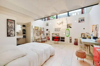 Un ou plusieurs lits dans un hébergement de l'établissement Spacious Vintage Duplex Flat - Gare du Nord