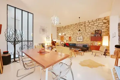 Coin salon dans l'établissement Spacious Vintage Duplex Flat - Gare du Nord