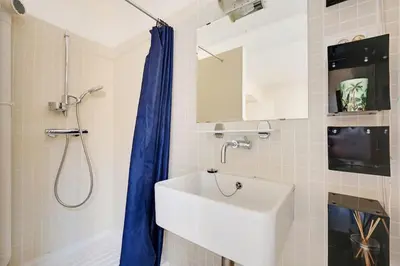 Salle de bains dans l'établissement Spacious Vintage Duplex Flat - Gare du Nord