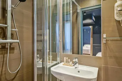 Salle de bains dans l'établissement Hôtel Clémence