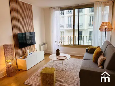 Télévision ou salle de divertissement dans l'établissement St Honore Champs Elysees by Melvane