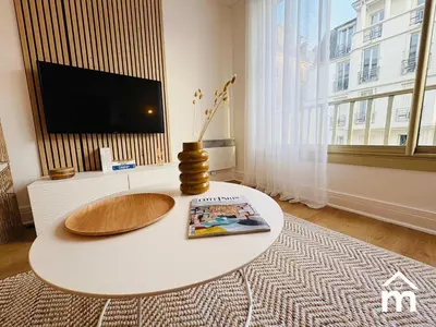 Télévision ou salle de divertissement dans l'établissement St Honore Champs Elysees by Melvane