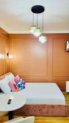 Un ou plusieurs lits dans un hébergement de l'établissement Chic appartement en plein cœur de Paris