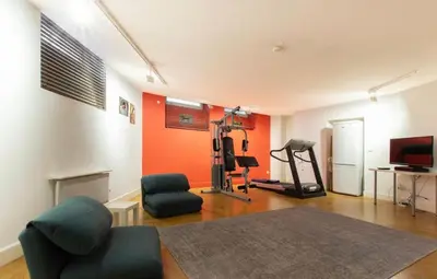 Télévision ou salle de divertissement dans l'établissement GuestReady - Luxurious Charm near Arc de Triomphe