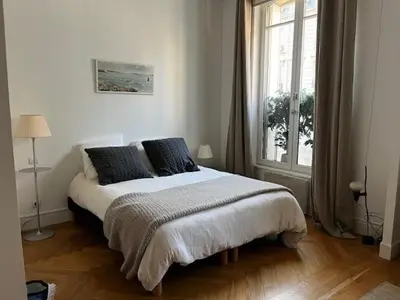 Un ou plusieurs lits dans un hébergement de l'établissement GuestReady - Luxurious Charm near Arc de Triomphe