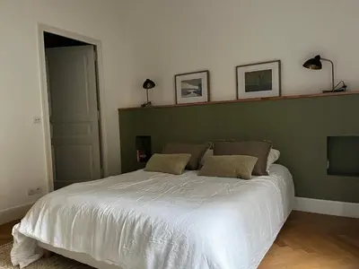 Un ou plusieurs lits dans un hébergement de l'établissement GuestReady - Luxurious Charm near Arc de Triomphe