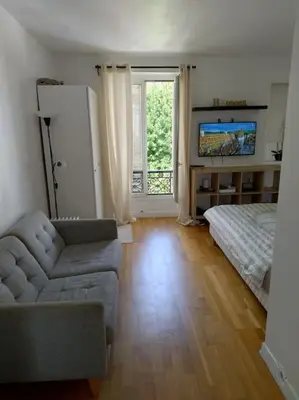 Télévision ou salle de divertissement dans l'établissement Beau studio dans une rue calme
