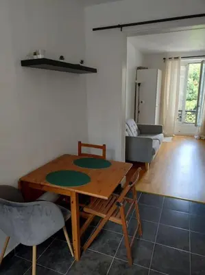 Coin salon dans l'établissement Beau studio dans une rue calme