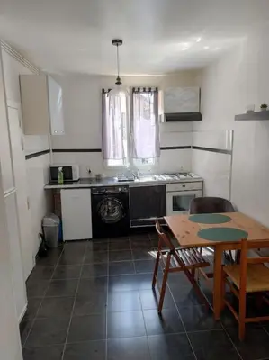 Cuisine ou kitchenette dans l'établissement Beau studio dans une rue calme