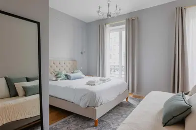 Un ou plusieurs lits dans un hébergement de l'établissement Luxurious apartment - 4BR-10P- Ternes-Pereire