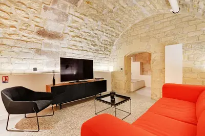 Télévision ou salle de divertissement dans l'établissement Sereners - Place des Vosges