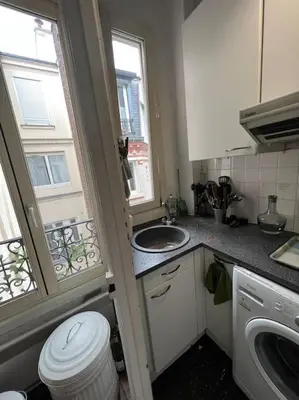 Cuisine ou kitchenette dans l'établissement Appartement champs Élysées vue sur Tour Eiffel