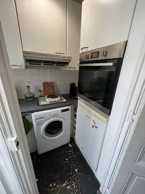 Cuisine ou kitchenette dans l'établissement Appartement champs Élysées vue sur Tour Eiffel