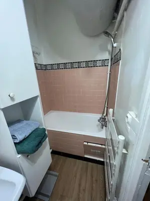 Salle de bains dans l'établissement Appartement champs Élysées vue sur Tour Eiffel