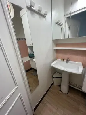 Salle de bains dans l'établissement Appartement champs Élysées vue sur Tour Eiffel