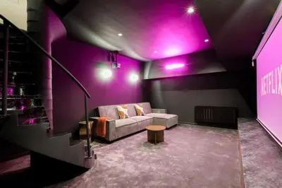 Coin salon dans l'établissement Sublime duplex avec salle de cinéma