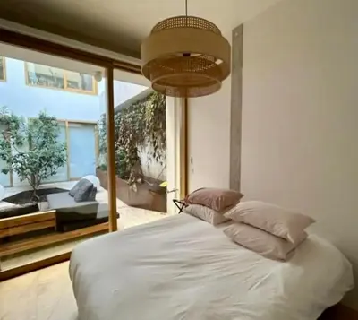 Un ou plusieurs lits dans un hébergement de l'établissement Paris Appartement avec grande terrasse