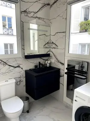Salle de bains dans l'établissement Paris Luxury Family Getaway