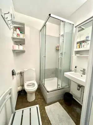 Salle de bains dans l'établissement Eiffel Tower