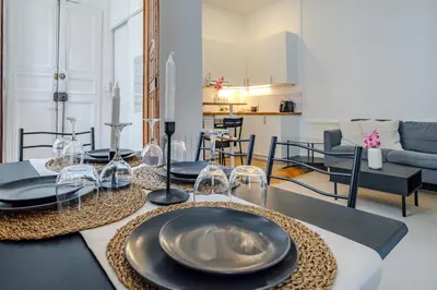 Cuisine ou kitchenette dans l'établissement Luxueux Appartement à Notre-Dame